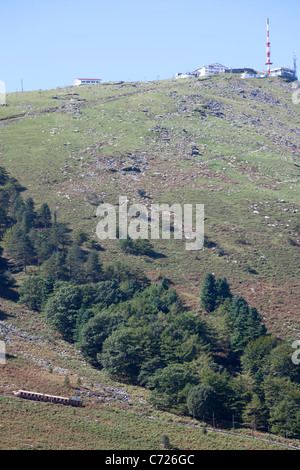 La gare de train à crémaillère de la Rhune (Pyrénées Atlantiques - France) le train touristique à crémaillère de la Rhune (France) Banque D'Images