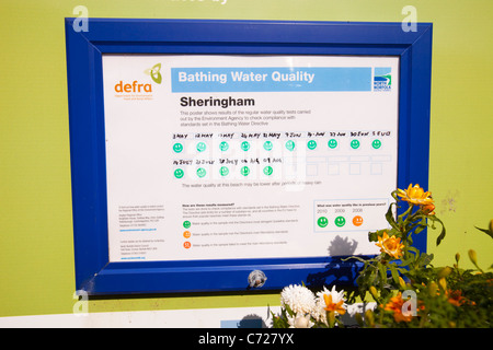 Un signe de la qualité des eaux de baignade en Sheringham, Norfolk, Royaume-Uni. Banque D'Images