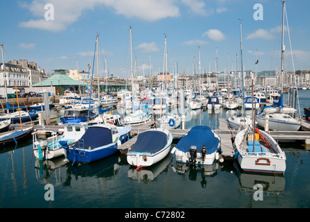 Les bateaux de plaisance amarrés dans le port de Sutton, Plymouth, Devon Banque D'Images