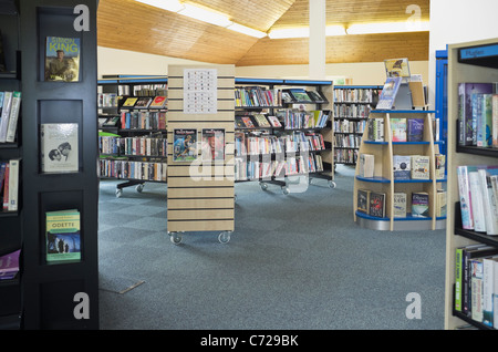 L'intérieur d'une bibliothèque avec des livres sur des étagères. Pays de Galles, Royaume-Uni, Angleterre. Banque D'Images