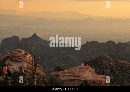 Coucher du soleil pendant la mousson est vu de Windy Point, le Mont Lemmon, Coronado National Forest, désert de Sonora, Tucson, Arizona, USA. Banque D'Images