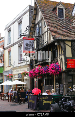 Hastings UK. Pubs et cafés dans George Street, dans la vieille ville, East Sussex, Angleterre, RU, FR Banque D'Images