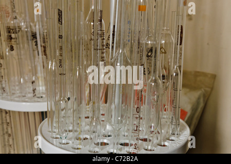 Pipettes dans une école en classe de chimie Banque D'Images