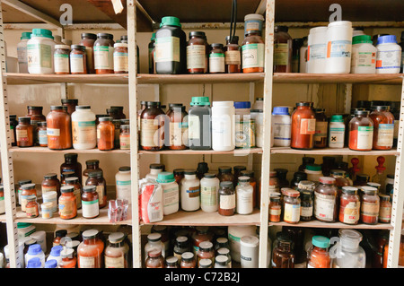 Produits chimiques sur les étagères d'un laboratoire de chimie de l'école Banque D'Images