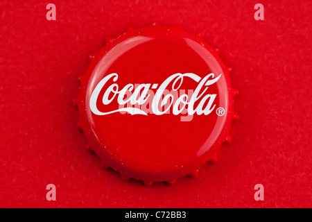 Münster, Allemagne - 10 septembre 2011 : l'image montre la bouteille de coca cola sur fond rouge. Banque D'Images