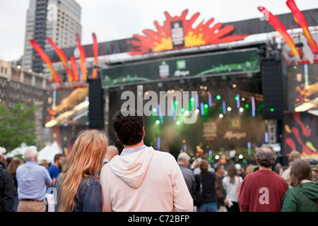 Canada,Quebec,Montreal, Montreal Jazz Festival, les gens de concert en plein air Banque D'Images