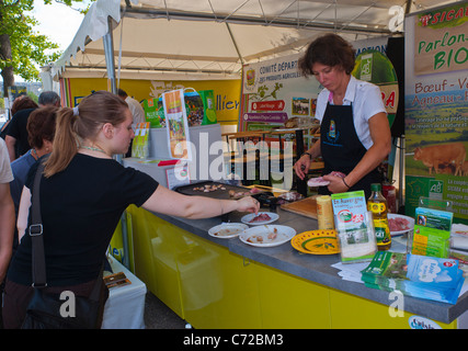 Paris, France, Festival culinaire français, 'St. Pourcinois, Femme Test Tasting local Organic Meats Stall Outside, Taste of paris Banque D'Images