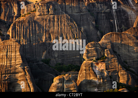 Météores, le monastère d'Agios Nikolaos Anapafsas à, si petit en face de l'énormes rochers. Il est situé dans la région de Thessalie, Grèce Banque D'Images