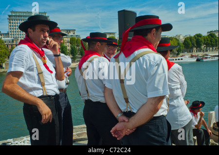 Paris, France, Group People, From Behind, French Food and Wine Festival, (préparé Pourcinois), French Men habillé en costumes traditionnels Banque D'Images