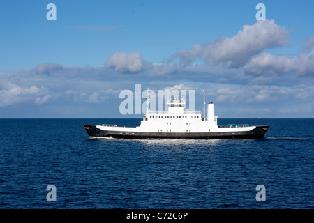Petit bateau sur la mer ouverte dans le nord-ouest de la Norvège, de l'exécution d'un bus Banque D'Images