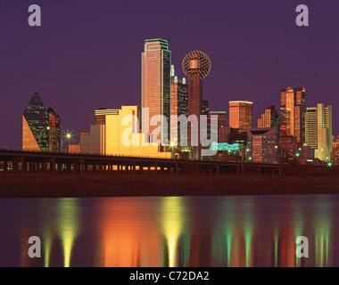 Ville au centre-ville sur Trinity River au crépuscule, Dallas, Texas, États-Unis d'Amérique Banque D'Images