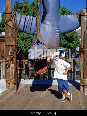 Boy posing at 'Jaws' attraction, Universal Studios, Universal City, Los Angeles, Californie, États-Unis d'Amérique Banque D'Images