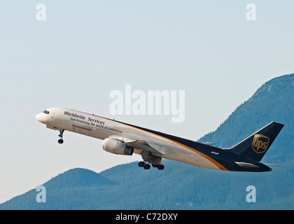 Un Boeing 757 cargo UPS air décolle de l'Aéroport International de Vancouver. Banque D'Images