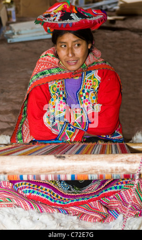 Les Indiens Quechua Femme tissant Banque D'Images