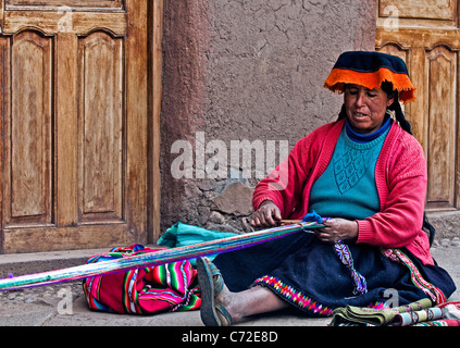 Les Indiens Quechua Femme tissant Banque D'Images