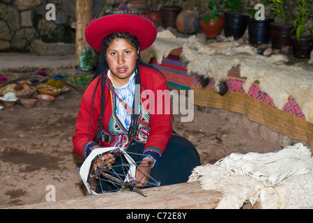 Les Indiens Quechua Femme tissant Banque D'Images