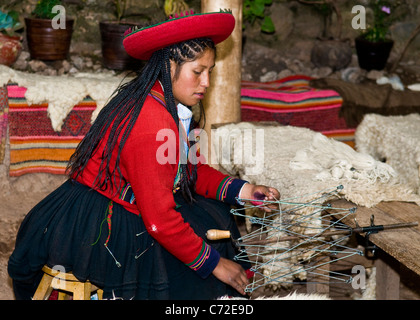 Les Indiens Quechua Femme tissant Banque D'Images