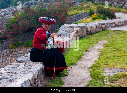 Les Indiens Quechua Femme tissant Banque D'Images