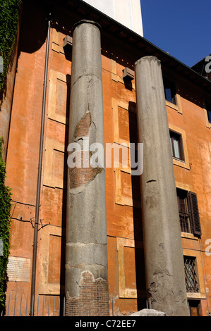 Italie, Rome, via di Sant'Eustachio, anciennes colonnes romaines du terme Alessandrine, thermes de Néron Banque D'Images