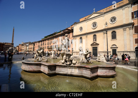 Italie, Rome, Piazza Navona, fontaine de la Maure et église de Nostra Signora del Sacro Cuore Banque D'Images