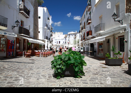 Rue typique de la ville fortifiée de Dalt Vila, Ibiza, Espagne Banque D'Images