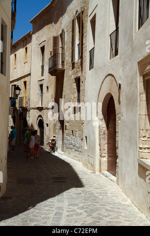 Rue typique de la ville fortifiée de Dalt Vila, Ibiza, Espagne Banque D'Images