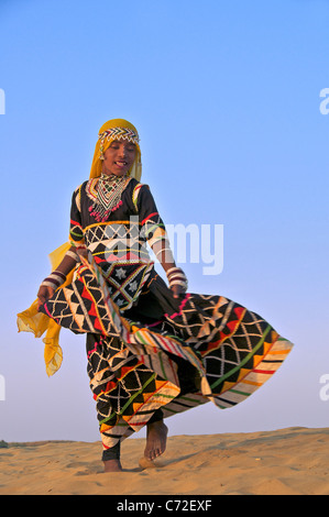 Girl Dancing Tribal sand dunes de Sam Desert National Park ouest du Rajasthan Inde Banque D'Images