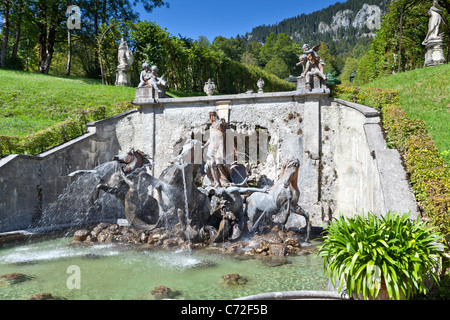 Fontaine de Neptune au bas des cascades dans la partie nord de château de Linderhof, Linderhof, Bavaria, Germany, Europe Banque D'Images