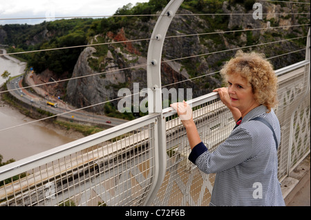 Peur des hauteurs femme semble inquiet sur le pont suspendu de Clifton à Bristol qui est sous une importante remise en état 2011 Banque D'Images