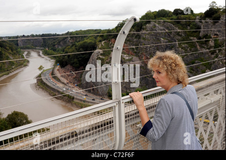 Peur des hauteurs femme semble inquiet sur le pont suspendu de Clifton à Bristol qui est sous une importante remise en état 2011 Banque D'Images