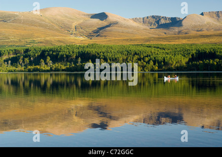 Canoë sur le Loch Morlich dans les Cairngorms, Aviemore. Banque D'Images