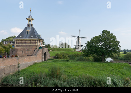 Le Dalempoort Dalemgate () et le moulin à vent de Hoop (l'espoir), Gorinchem, Pays-Bas Banque D'Images