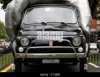 L'artiste italien Lorenzo Quinn's Vroom Vroom classic sculpture automobile Fiat sur Park Lane, Mayfair, Londres, Angleterre, Royaume-Uni Banque D'Images