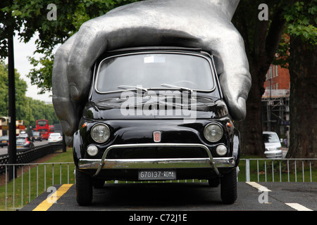 L'artiste italien Lorenzo Quinn's Vroom Vroom classic sculpture automobile Fiat sur Park Lane, Mayfair, Londres, Angleterre, Royaume-Uni Banque D'Images