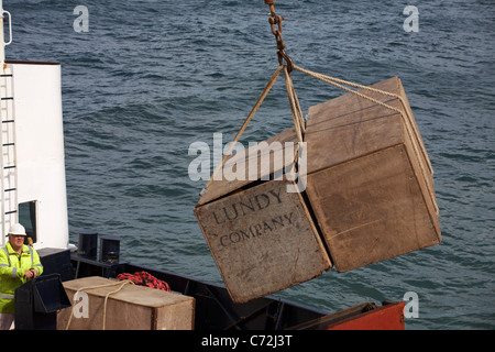 Les contrôles d'exploitation employé pour abaisser des caisses assurance sur M.S. Oldenburg navire pour l'île de Lundy sur quai à Ilfracombe, Devon, Angleterre, Royaume-Uni Banque D'Images