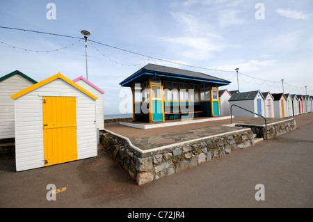 Abris et cabanes de plage à l'English Riviera Resort de Paignton Devon Banque D'Images