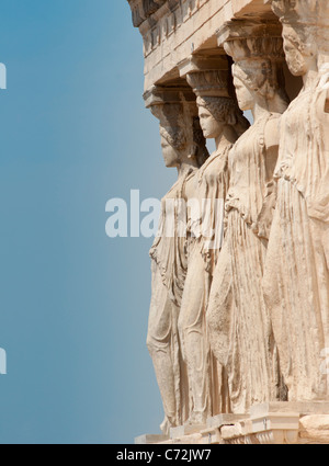 Le porche de cariatides à l'Erechtheion à l'Acropole à Athènes. La Grèce. Banque D'Images