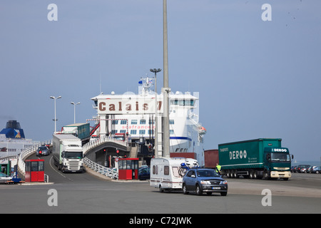 Des voitures et des camions débarquent du service de ferry de la Manche SeaFrance depuis Douvres au terminal portuaire de Calais, France, Europe. Banque D'Images