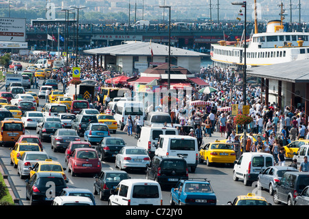 Le trafic lourd et de la foule, près du port sur le Ramadan à Istanbul. La Turquie. Banque D'Images