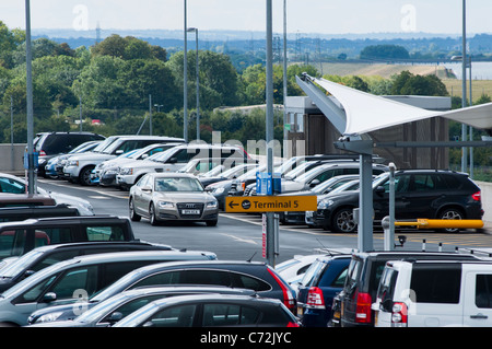 Parking voiture 5 Terminal, l'aéroport de Heathrow, Londres, UK Banque D'Images