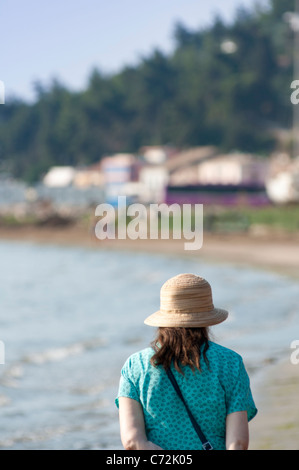 Dame âgées promenades le long de la côte à Katakolon, Grèce.(modèle libération en attendant) Banque D'Images