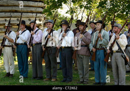 Compagnie de soldats confédérés enrôlés à l'attention de mousquets American Civil War reenactment Country Heritage Park Milton Ontario Canada Banque D'Images