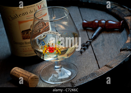 Château de la Maltroye Situation de dégustation de vin en cave avec le liège de verre et bouteille de vin blanc Chassagne-Montrachet Bourgogne Côte d'Or France Banque D'Images