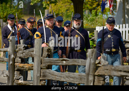 Des soldats de l'Union de reconstitution de la marche au nord de bataille de Bull Run Country Heritage Park Milton Ontario Canada Banque D'Images