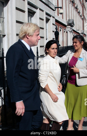 Marina Wheeler la femme de le maire de Londres Boris Johnson semble ébranlée après une marche à travers plusieurs groupes de manifestants. Banque D'Images