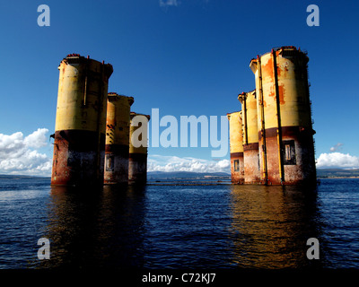 Plateforme pétrolière désaffectée mouillée dans l'Estuaire de Cromarty, en Écosse. La coque du TLP Hutton stockés près d'Invergordon Banque D'Images