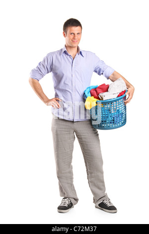 Jeune homme tenant un panier de blanchisserie isolé sur fond blanc Banque D'Images