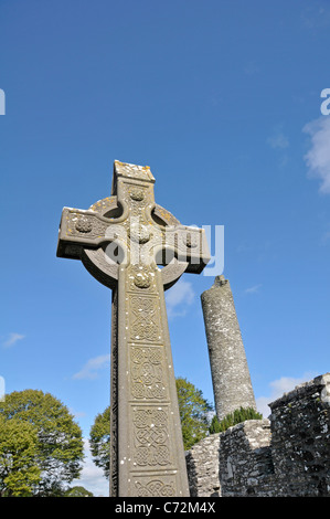 Monasterboice, dans le comté de Louth, en Irlande. Croix celtique et reste de tour ronde Banque D'Images