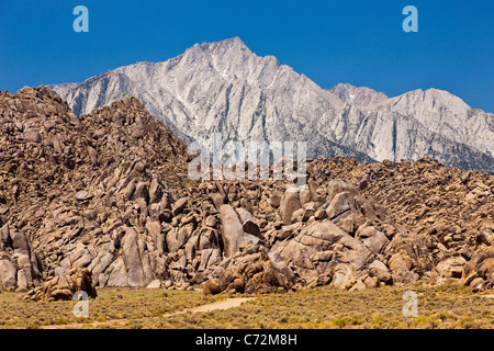 Les Alabama Hills, Lone Pine par pic dans la Sierra Nevada, en Californie, USA. JMH5329 Banque D'Images