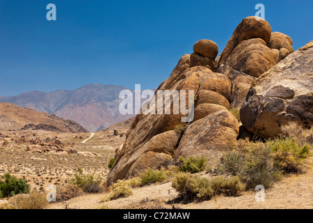 Les Alabama Hills, soutenue par la Sierra Nevada, près de Lone Pine, en Californie, USA. JMH5331 Banque D'Images